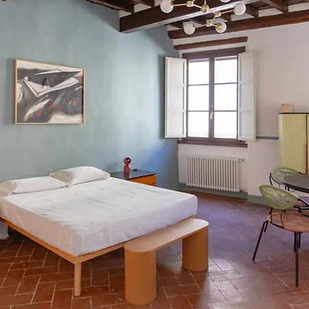 Apartment Stunning & Sunny Near Piazza Santo Spirito Florence